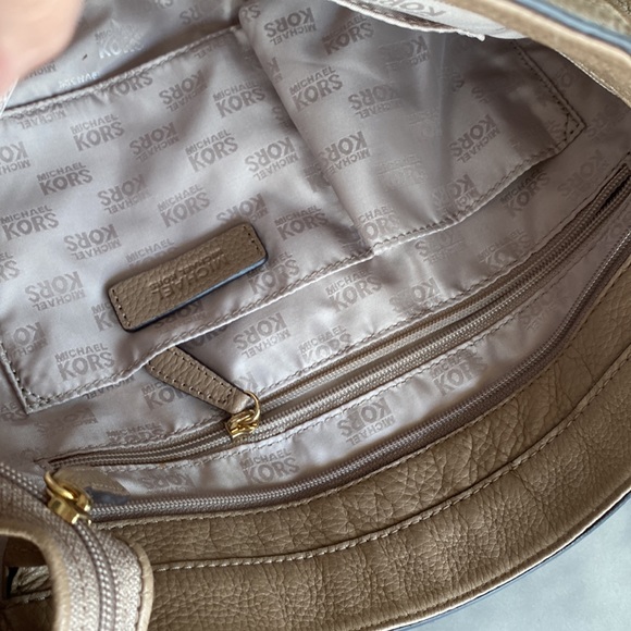 Michael Kors HALLIE Large Convertible Shoulder Bag - Picture 7 of 11